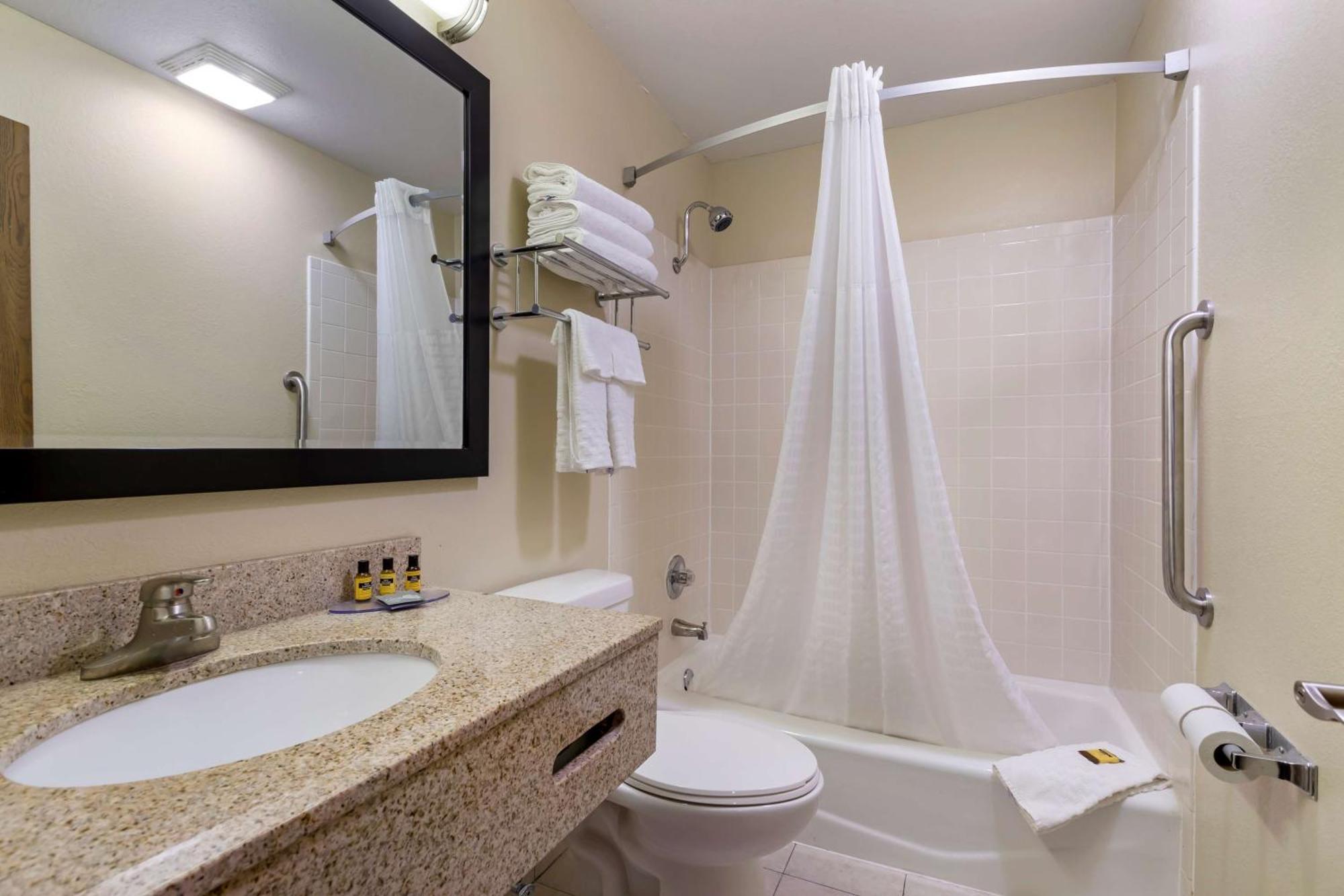 Best Western Plus Altoona Inn Extérieur photo