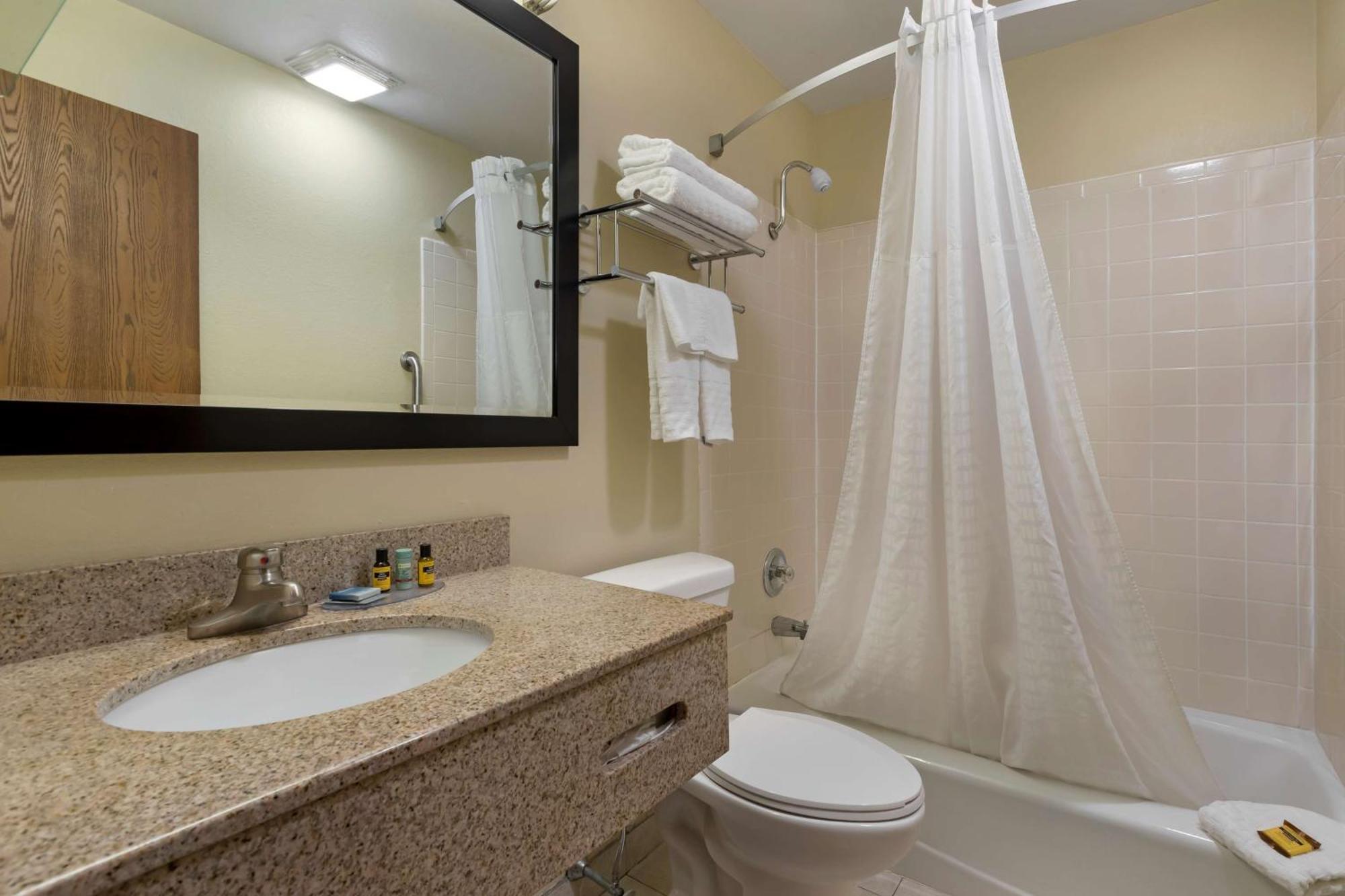 Best Western Plus Altoona Inn Extérieur photo